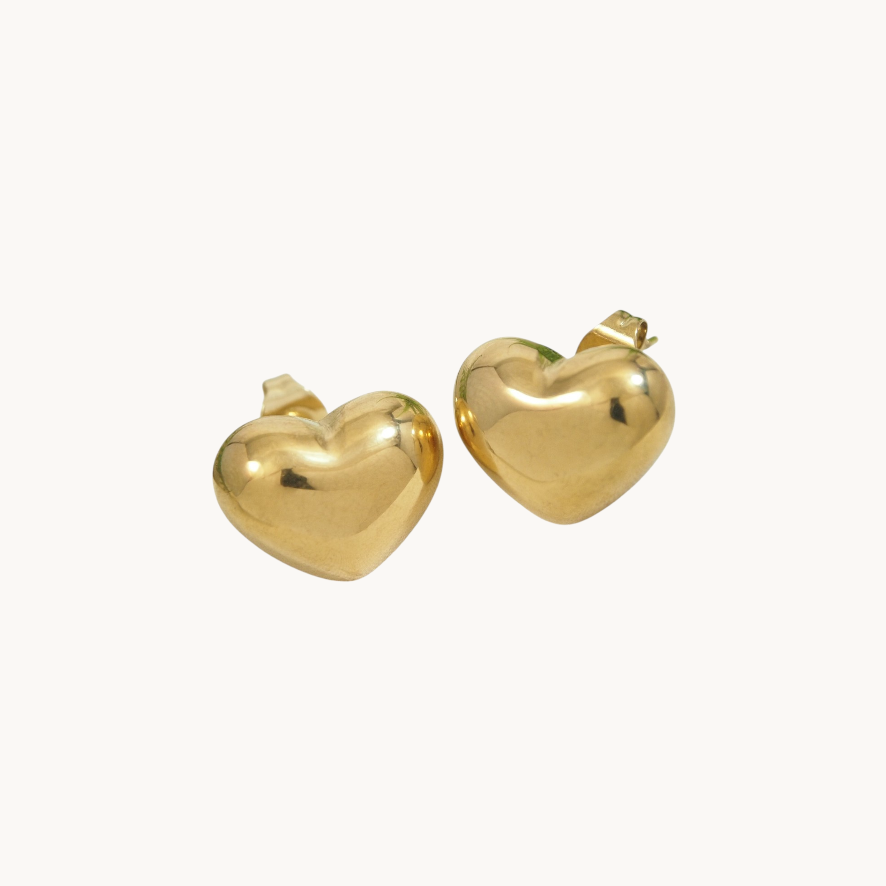 GLOSSY HEART STUD
