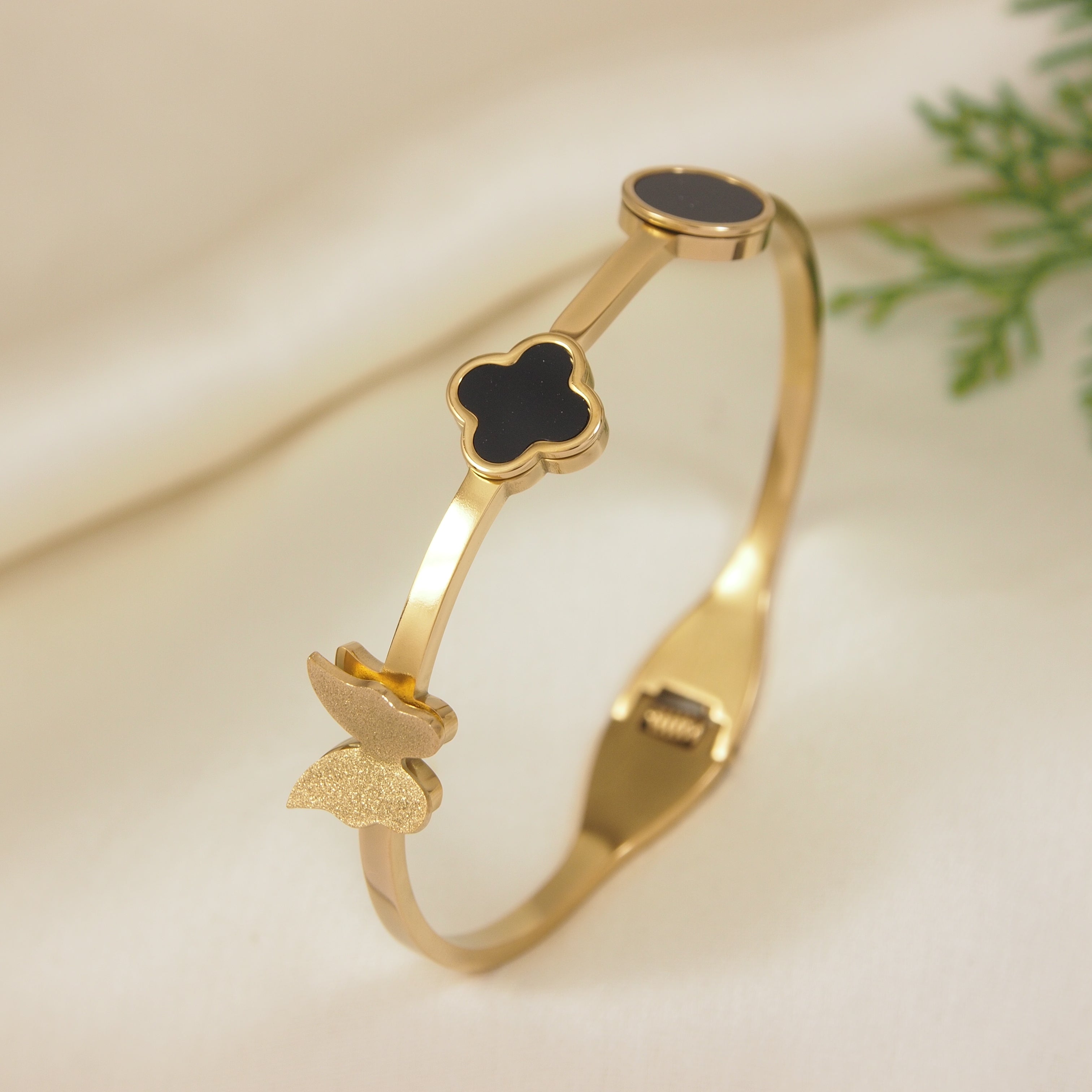 Clover Bangle Bracelet with Butterfly (Balck)