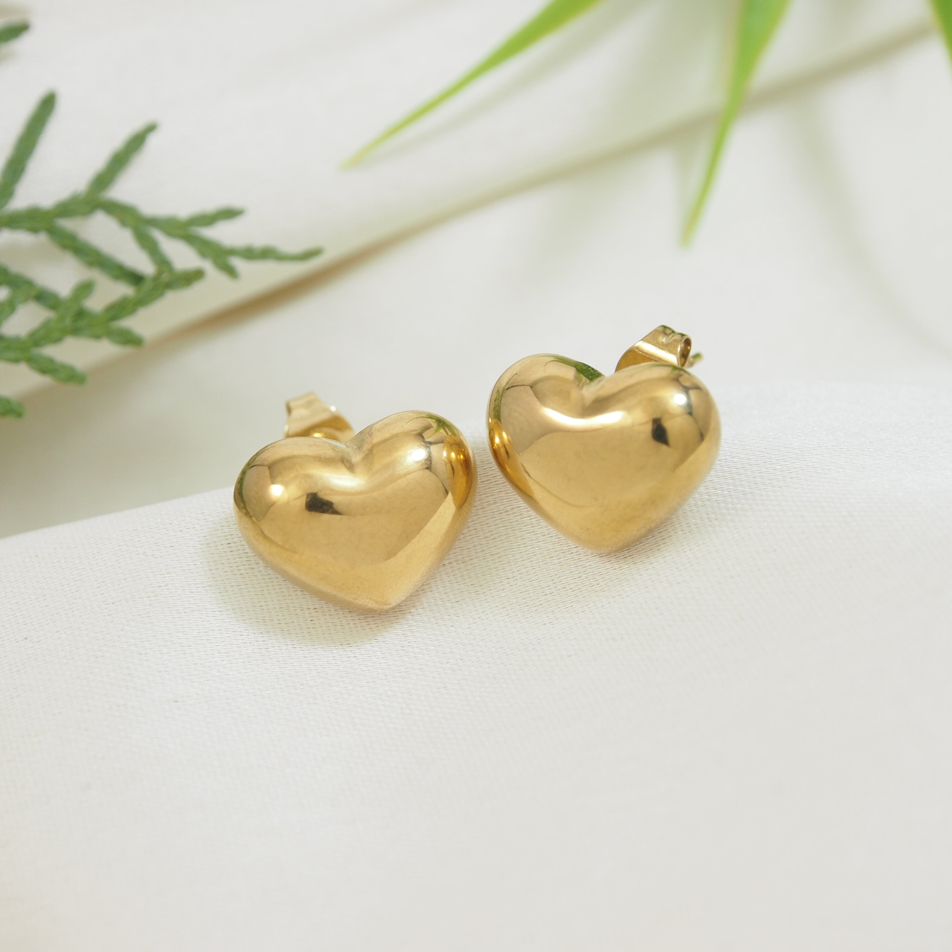 GLOSSY HEART STUD